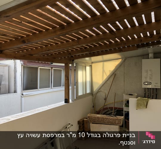 פרגולה מעץ עם כלים וציוד גינון